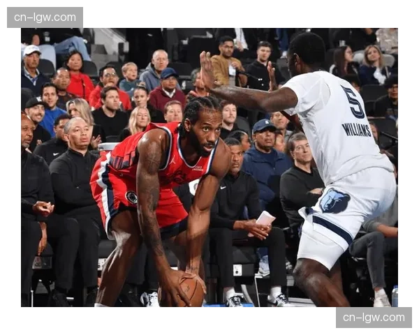 泰伦卢被迫启用边缘年轻球员，快船跑轰体系意外激活活力